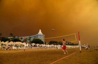 Возле турецких курортов бушуют лесные пожары, в результате которых погибли трое человек